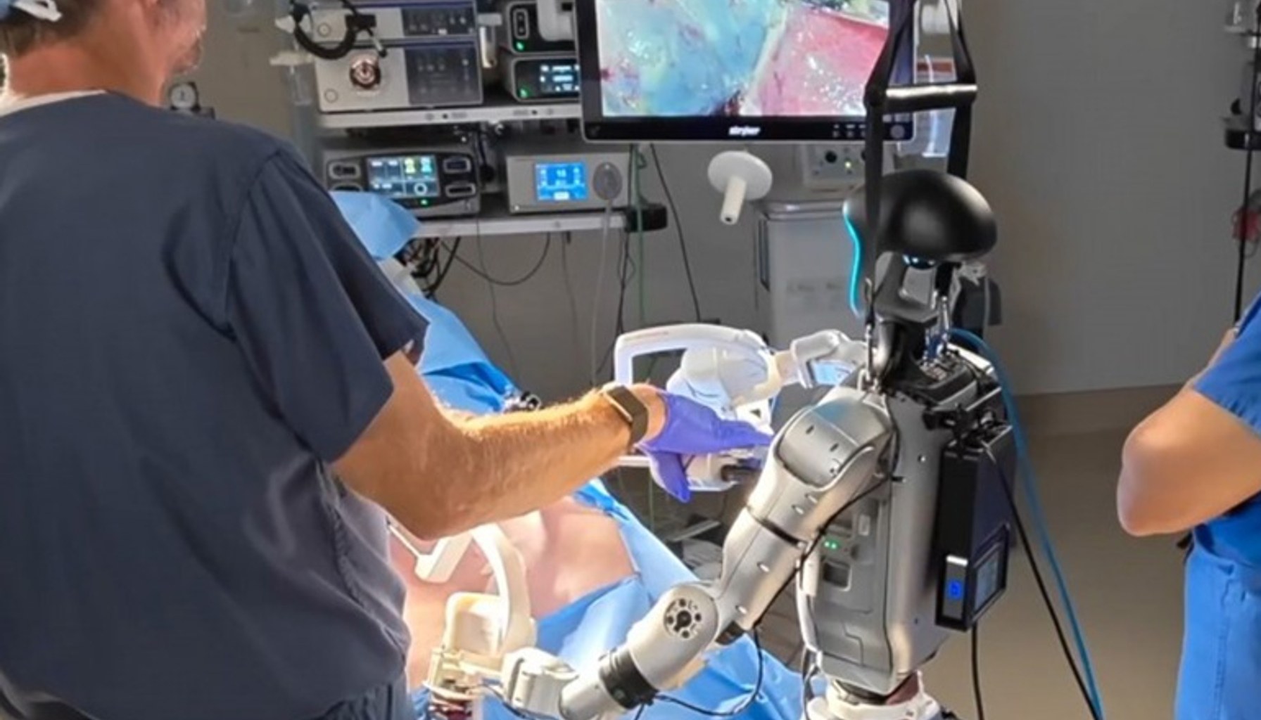 operating room with a humanoid robot and a surgeon.